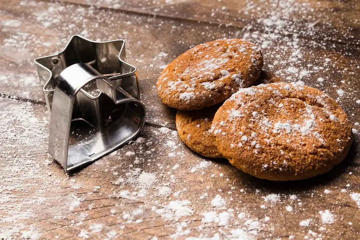 Freshly baked snickerdoodles without cream of tartar on a rustic wooden plate.